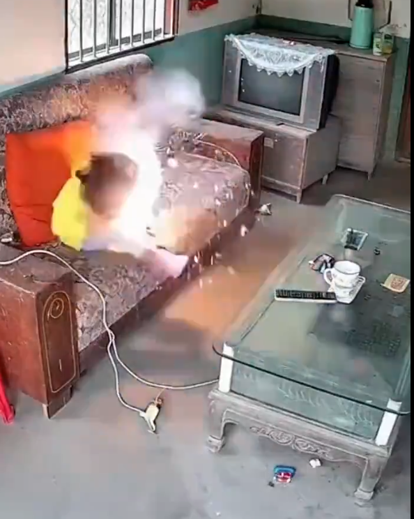 Príbeh: Dievčatko, ktoré zachránil sajborg a vypočítal jej, prečo jej vybuchla batéria, ak dala mobil na super charger